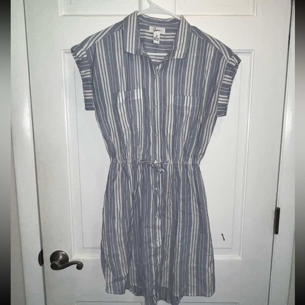Japna Dress: Gray & White Button Down / Tie Waist Pockets: 100 % Cotton